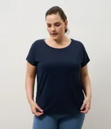 Remera deportiva de microfibra texturizada, color blanco, con cuello redondo, mangas cortas y recortes laterales.