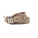 Cinturón color beige de cuero vacuno con hebilla redonda plateada y detalle de pasador con múltiples aros plateados.