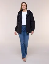 Gabardina estilo parka impermeable de color beige, con capucha fija con cordón ajustable, cierre frontal oculto con broches y bolsillos laterales.