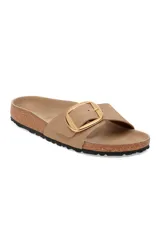 Sandalias Birkenstock modelo Madrid con hebilla grande dorada. Presentan una tira ancha de cuero color tabaco, plantilla anatómica de corcho y suela de goma negra.