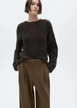 Camisa oversize de corte recto con diseño de raya diplomática, cuello camisero, cierre frontal de botones y bolsillo de parche en el pecho.