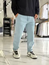 Pantalón jean slouchy negro con efecto deslavado, corte holgado y diseño de tiro medio.