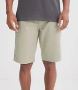 Bermuda de sarga color blanco, de corte recto y diseño básico con bolsillos laterales y traseros.