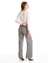 Pantalón de vestir marca Tahari, corte wide leg con tiro alto y cintura elástica. Confeccionado en tejido elastizado de textura lisa.