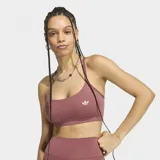 Top Adidas Essentials de color rosado, con diseño deportivo, escote redondo y tirantes finos cruzados en la espalda. Presenta el logo de la marca bordado en el pecho.