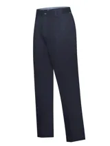 Pantalon de vestir para hombre de corte modern fit y tiro medio, confeccionado en gabardina de algodón con tratamiento antiarrugas. Presenta cierre frontal con botón, bolsillos laterales y bolsillos traseros.