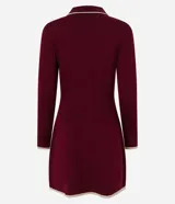 Vestido corto de punto color borgoña, con cuello polo blanco abotonado y mangas largas.