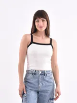 Musculosa blanca de tejido acanalado, con tirantes anchos ribeteados en negro y escote cuadrado.