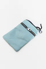 Bandolera pequeña color fucsia con correa ajustable negra. Cuenta con un compartimento principal con cierre y dos bolsillos frontales con cierre.