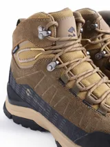 Bota de trekking marca Scandinavian, color marrón con detalles en negro. Presenta un diseño de caña media con refuerzos en la puntera y el talón, suela de goma dentada para mayor tracción y tecnología impermeable.