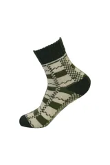 Medias de caña media con diseño de cuadros en tonos verde y beige, confeccionadas en tejido de punto con puntera y talón reforzados en color verde sólido.