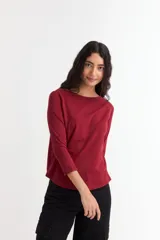 Remera de algodón color bordó con cuello bote y mangas tres cuartos.