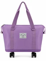 Bolso de viaje con ruedas color lila, confeccionado en poliéster, con doble asa superior y cierre principal. Cuenta con una etiqueta con la inscripción 'Hong Fu' en la parte frontal.