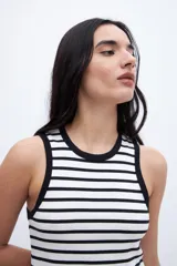 Musculosa blanca con rayas horizontales color café, de corte ajustado y cuello redondo.