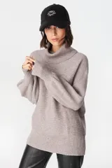 Gorro tipo cap de tela peluche color negro, con bordado 3D central en color dorado y tira ajustable con velcro en la parte posterior.