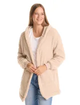 Cardigan de textura tipo sherpa o corderito, color beige, con diseño abierto sin botones, mangas largas con puños elásticos y capucha integrada. Presenta bolsillos laterales diagonales y un corte holgado.
