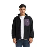 Campera de polar Quiksilver con cierre frontal, cuello alto y bolsillo en el pecho con cierre y detalle de logo.