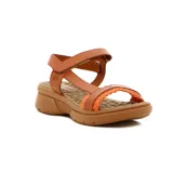 Sandalia marrón con plataforma baja, tiras anchas de cuero sintético color marrón y tira tejida color naranja. Ajuste con pulsera al tobillo con hebilla y velcro.