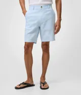 Bermuda slim texturizada de lino con algodón, de color gris claro, con cintura fija con trabillas, bolsillos y cierre delantero con botón y cremallera.