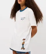 Remera de algodón blanca con cuello redondo azul oscuro, manga corta y estampa frontal de Toy Story con el personaje Woody.