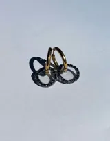 Aros tipo argolla dorados con dije circular de resina transparente y strass color fucsia.