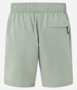 Bermuda masculina de poliéster color blanco, con bolsillos y detalle de etiqueta gomosa en el dobladillo.