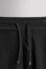 Shorts de entrenamiento azul marino con calza interior negra. Cintura elástica ajustable con cordón, bolsillos laterales con cierre y aberturas laterales en el bajo.