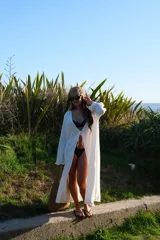 Kimono largo de crepe blanco, con mangas amplias y abertura frontal.