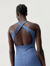 Mono largo negro de efecto moldeador, con escote halter en V y tiro alto.