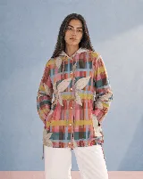 Campera impermeable con capucha y cordón ajustable, con diseño estampado a cuadros multicolor y hojas grandes. Cuenta con cierre frontal de botones y bolsillos laterales.