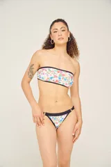 Conjunto de bikini strapless con estampado floral multicolor y borde negro.