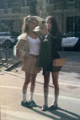 Trench color beige con cuello de solapa subido y manga larga. Tiene bolsillos laterales, forro interior y cinturón de lazo en el mismo tejido. El cuello se cierra con un botón.