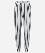 Conjunto de pijama largo de dos piezas: camisa de manga larga con cuello de pico y cierre delantero de botones, y pantalón con cintura elástica y puños ajustados. Estampado con rayas verticales.