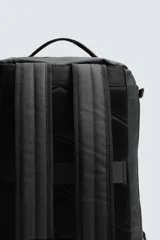 Mochila deportiva de diseño minimalista fabricada en tejido técnico resistente. Cuenta con compartimento principal con cierre de cremallera, bolsillo frontal con cierre, interior con bolsillo organizador, parte posterior acolchada con banda de sujeción para equipaje, asa superior y correas de hombro ajustables.