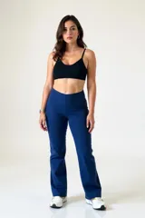 Calza larga deportiva color azul marino, de tiro alto y corte recto. Confeccionada en algodón y lycra opaca, presenta una faja doble tela sin elástico superior para mayor sujeción.