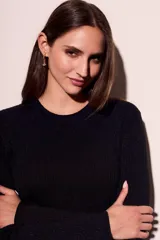 Top negro de lurex con cuello redondo y mangas largas.