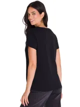 Remera negra de cuello en V con estampado metálico en el pecho que incluye el logo de Caterpillar y la leyenda Since 1904.