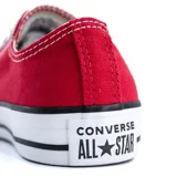 Championes Converse Chuck Taylor All Star de lona roja, con puntera de goma blanca, cordones blancos y suela de goma con líneas negras.