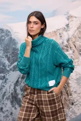 Buzo de punto con cuello polera, diseño de ochos y rombos, con efecto lavado y acabado desgastado.