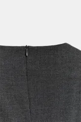 Vestido midi sin mangas de cuello redondo, con detalle de drapeado en el delantero y abertura frontal en el bajo. Cierre posterior con cremallera oculta.