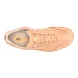 Championes Caterpillar modelo Versy Lo, color beige, confeccionados en cuero nobuk con detalles en gamuza. Presentan suela de goma color caramelo, cierre con cordones y logo de la marca grabado en el lateral y la puntera.