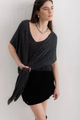 Saco abierto color crudo, de tejido de punto con lurex.