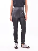 Calza negra de cuero sintético con cintura alta.