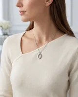 Collar de plata 925 con cadena fina y dije ovalado calado, decorado con pequeñas circonias multicolor incrustadas en un lateral.