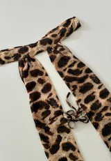 Top halter con estampado animal print, con cuello alto y lazos ajustables en el frente.