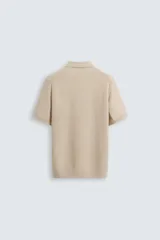 Polo de manga corta, corte regular fit, color verde oliva. Tejido de punto con textura acanalada vertical y cuello solapa con dos botones.