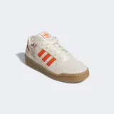 Zapatillas Adidas Forum Low CL color crema con detalles en naranja y suela marrón.