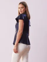 Blusa color beige de satén, marca Alex & Lili. Manga corta amplia, corte bajo el busto y espalda con abertura ojal y botón.