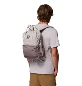 Mochila Trail Traveler 18L de Columbia, color gris con detalles en beige, con compartimento para portátil y tecnología Omni-Shield que repele la humedad y las manchas.