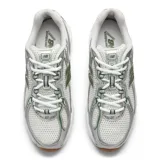 Championes New Balance modelo 740, con diseño técnico en malla blanca y superposiciones plateadas con detalles en verde. Cuenta con entresuela blanca con tecnología ABZORB y suela de goma color caramelo.